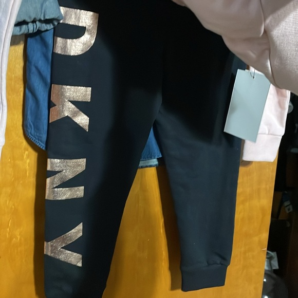 DKNY - Picture 4 of 4